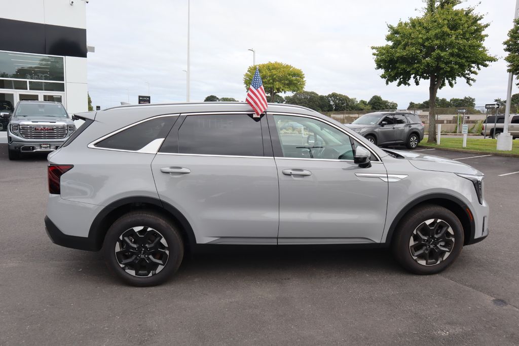 2025 Kia Sorento S photo 3