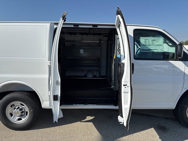 2025 Chevrolet Express Cargo 3500 photo 5