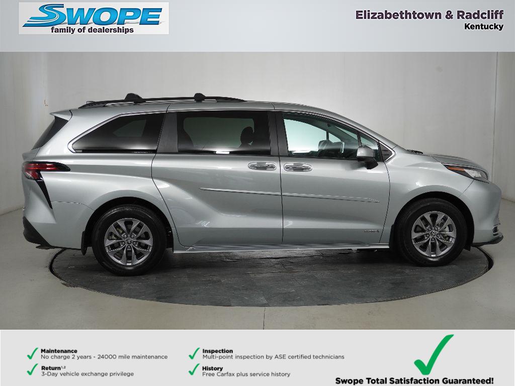 2021 Toyota Sienna XLE photo 2