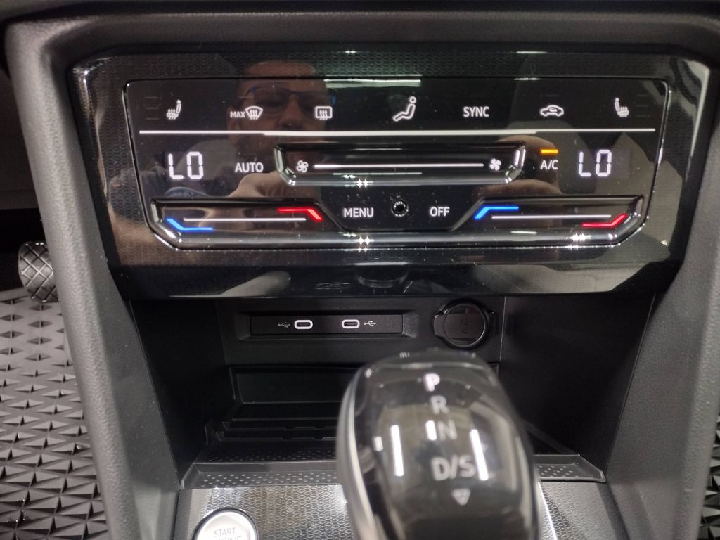 2025 Volkswagen Taos SE photo 24