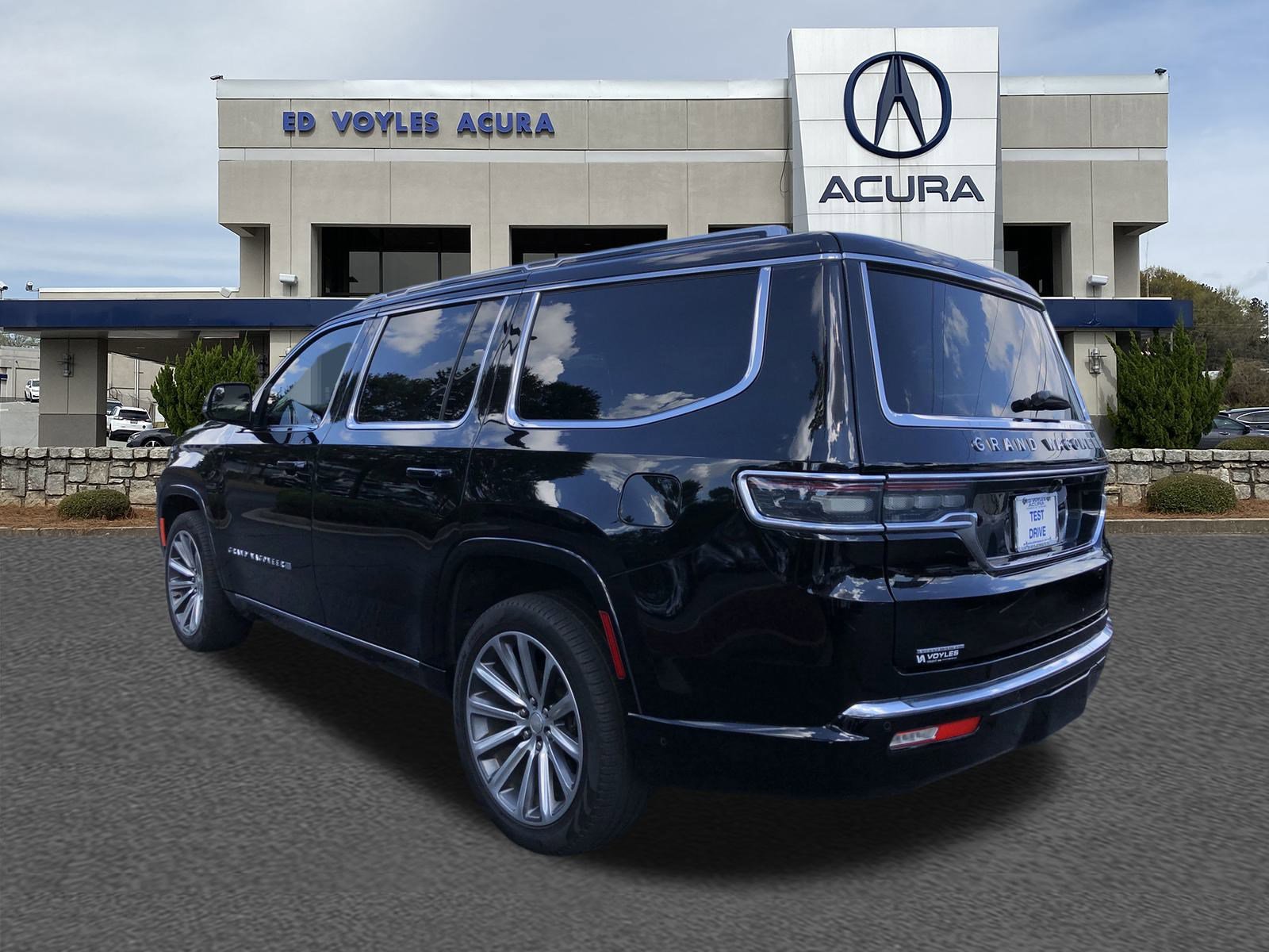 2023 Jeep Grand Wagoneer II photo 3