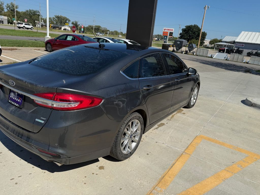 2017 Ford Fusion SE photo 2