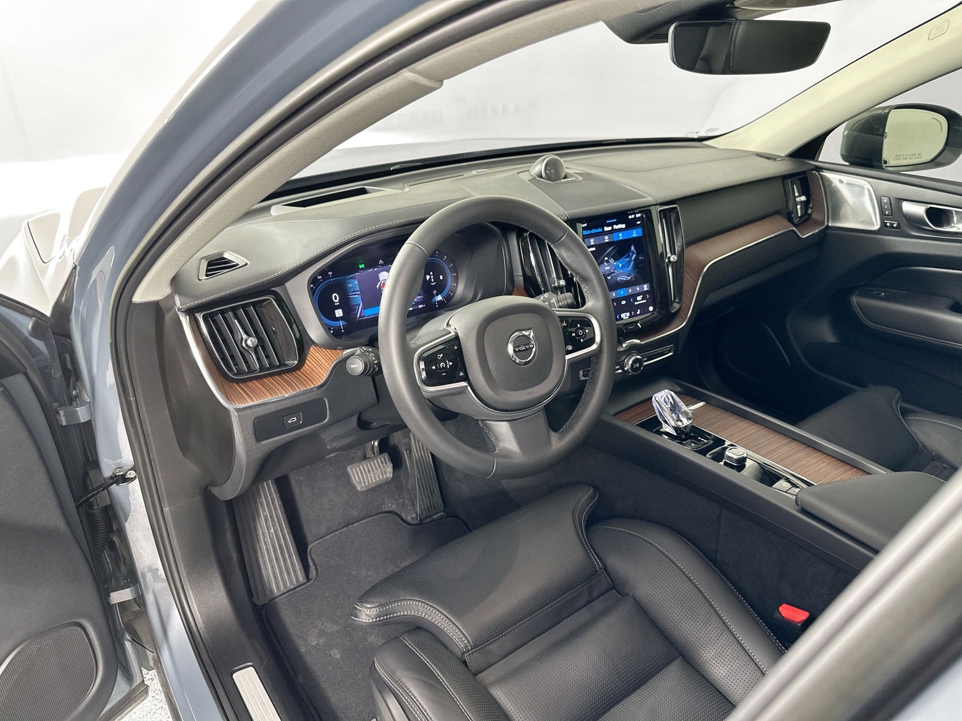 2023 Volvo XC60 B5 Ultimate photo 8