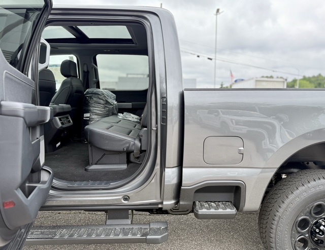 2025 Ford F-350 Lariat photo 28