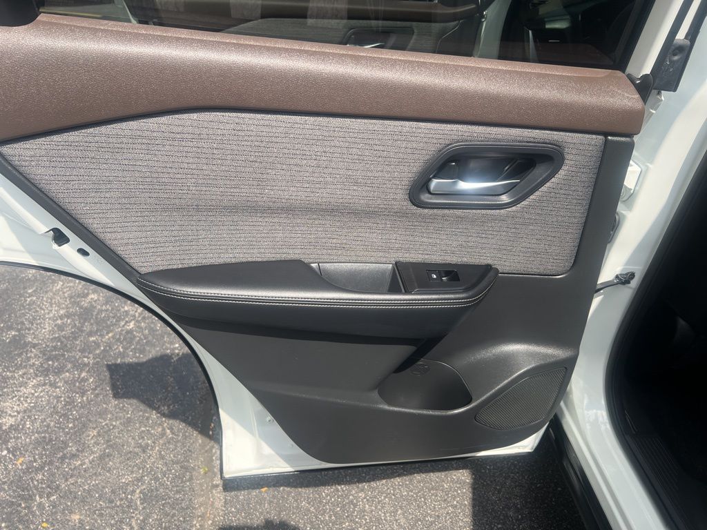 2023 Nissan Rogue SV photo 6