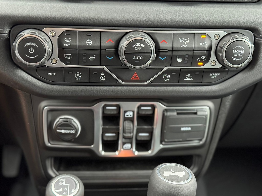2025 Jeep Wrangler Sahara photo 7