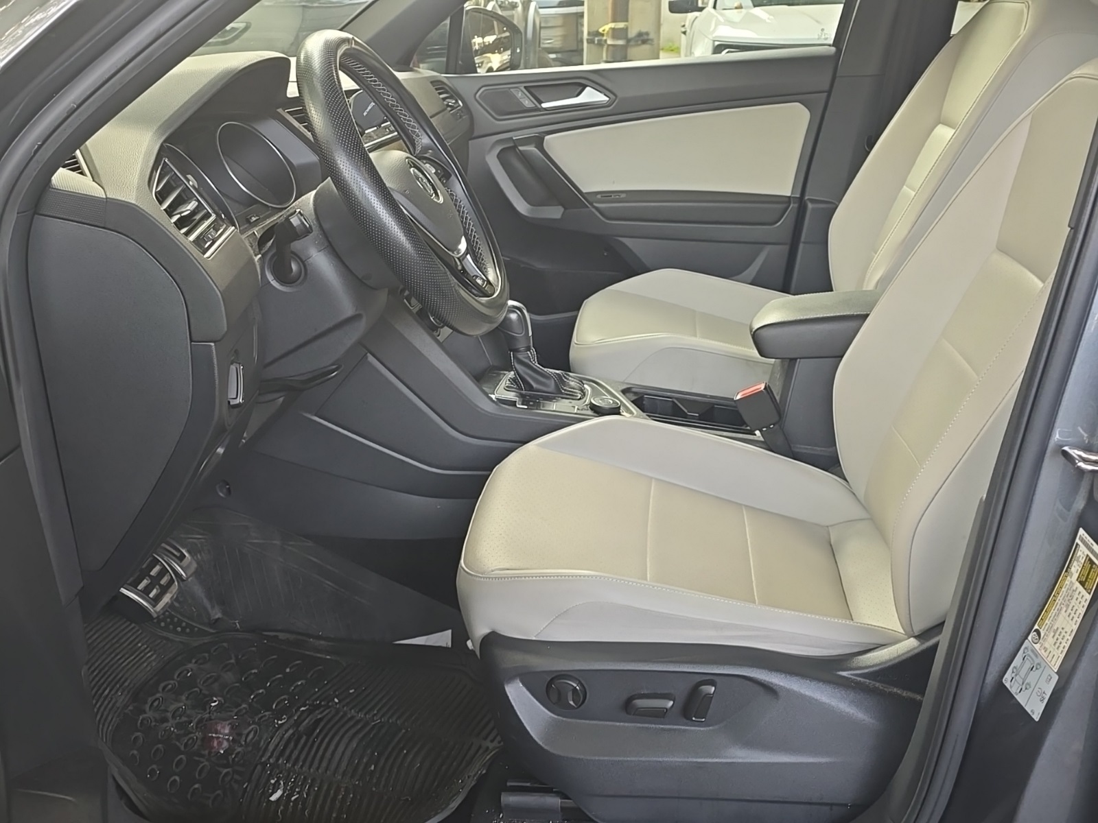 2021 Volkswagen Tiguan SE R-Line Black photo 3