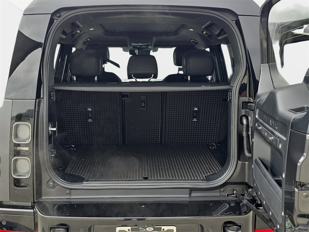 2025 Land Rover Defender 110 V8 photo 13