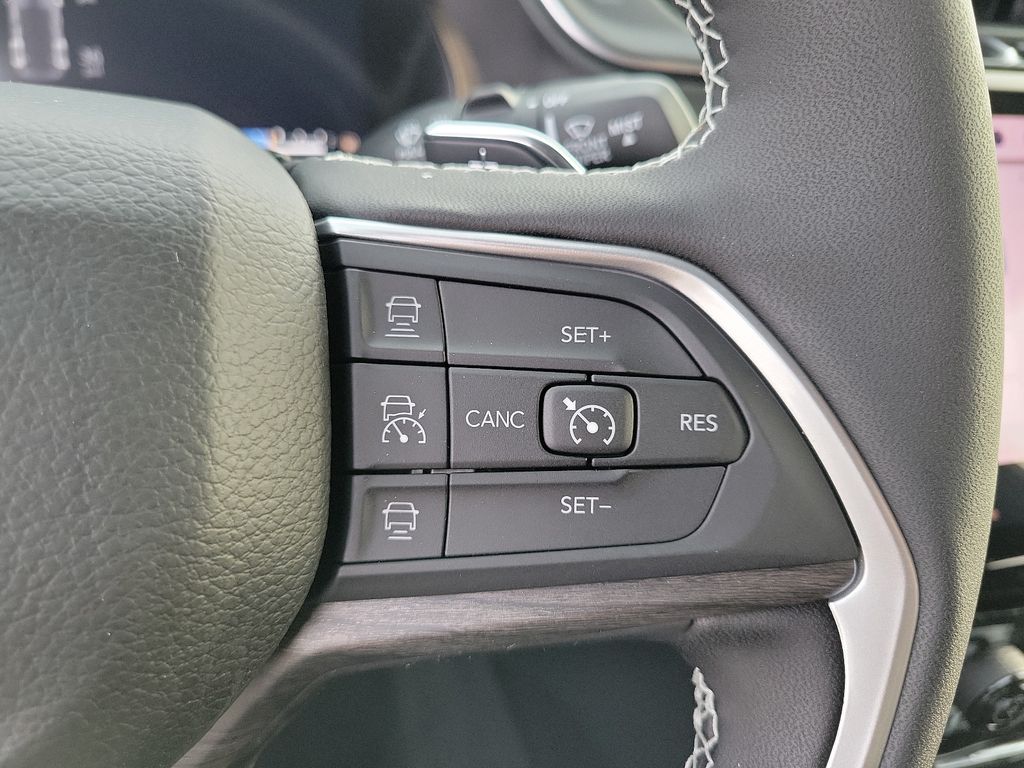 2025 Jeep Grand Cherokee Limited photo 4