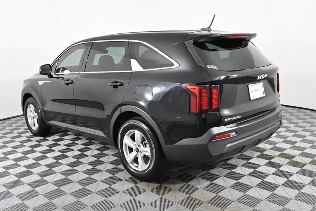 2023 Kia Sorento LX photo 5