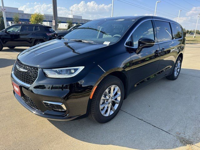 2026 Chrysler Pacifica photo 3