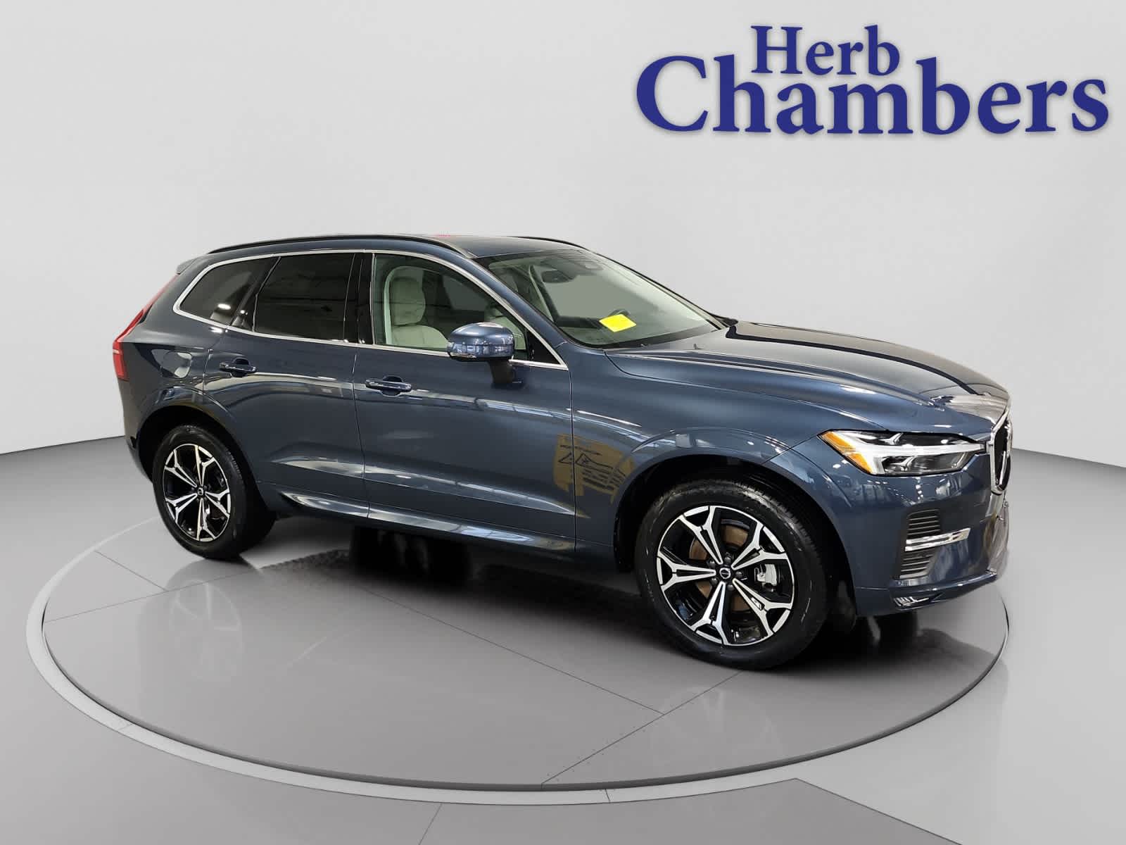 2022 Volvo XC60 Momentum's photo