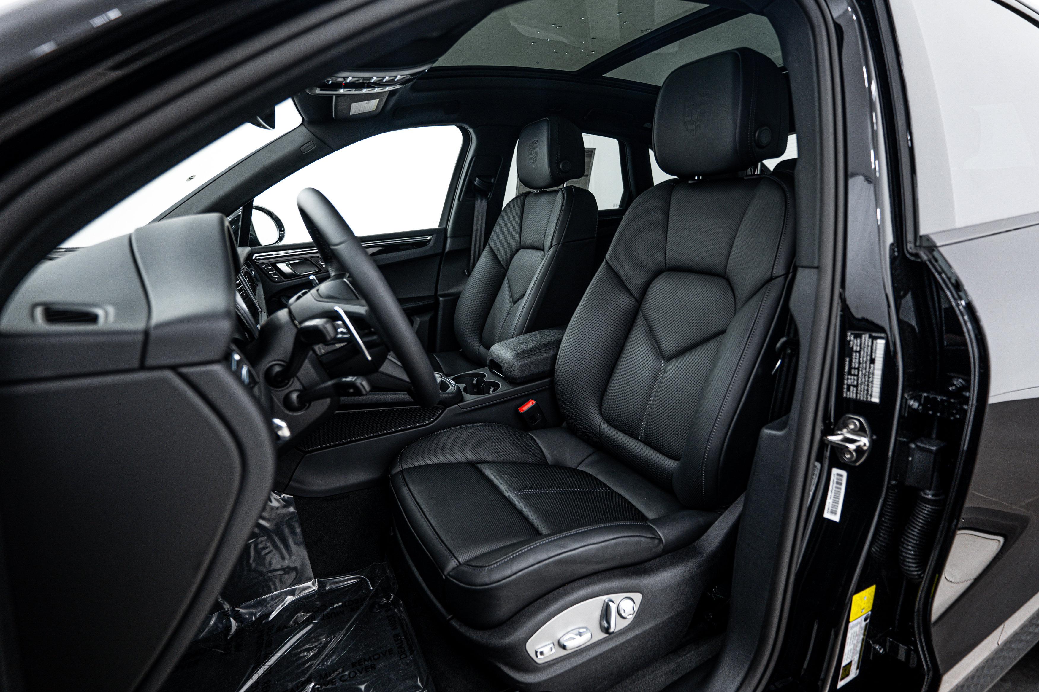 2025 Porsche Macan Base photo 4