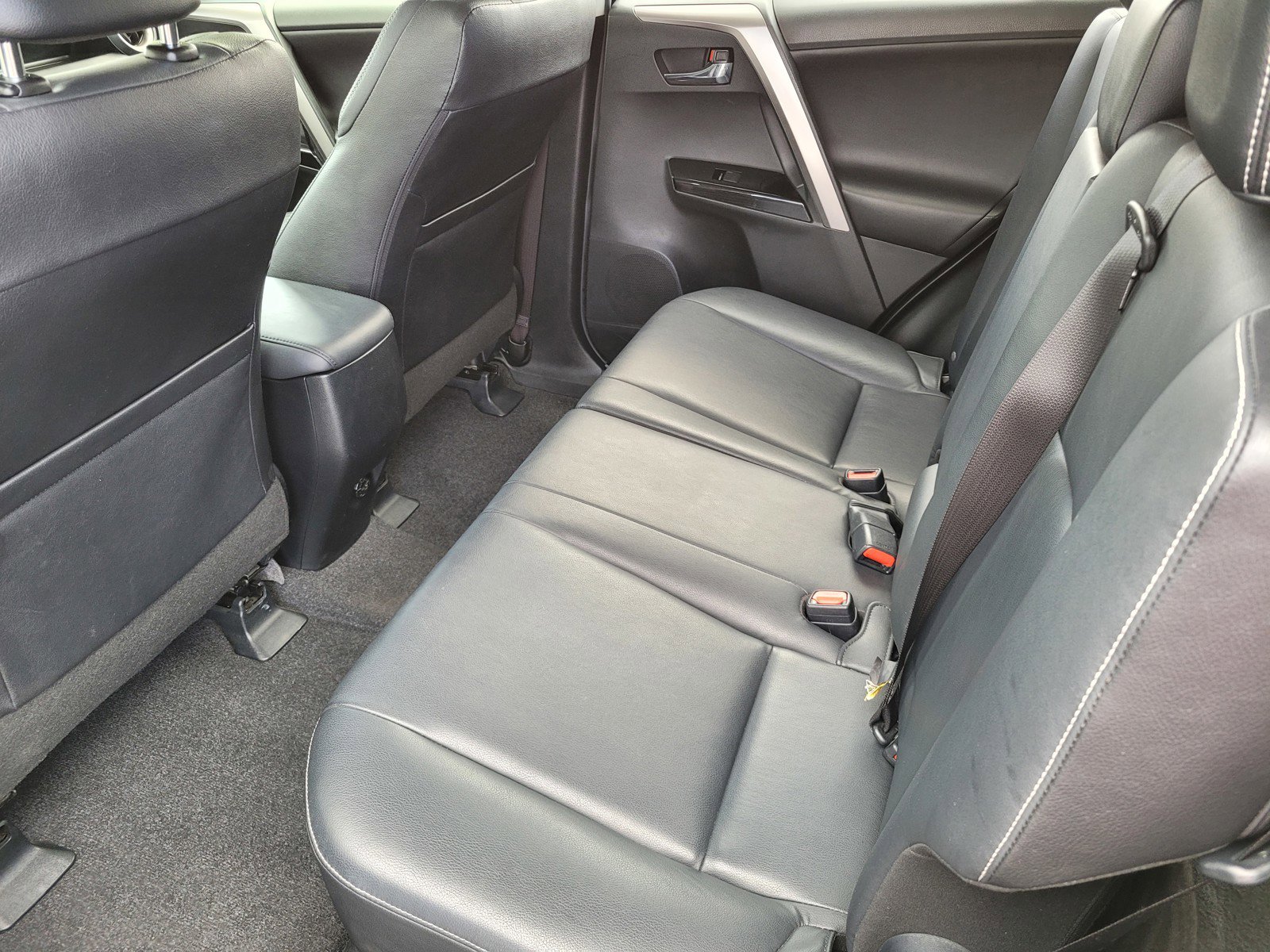 2017 Toyota RAV4 Limited Platinum photo 4