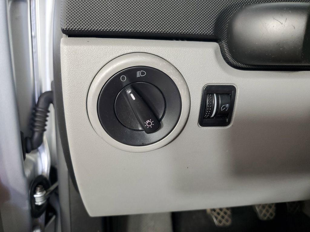 Used 2003  Volkswagen GL image 23