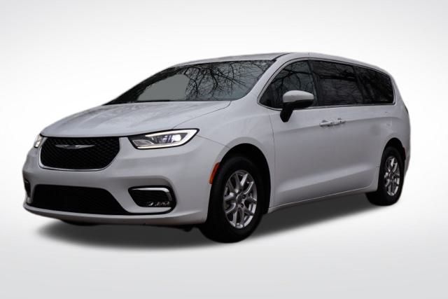 2023 Chrysler Pacifica Touring's photo