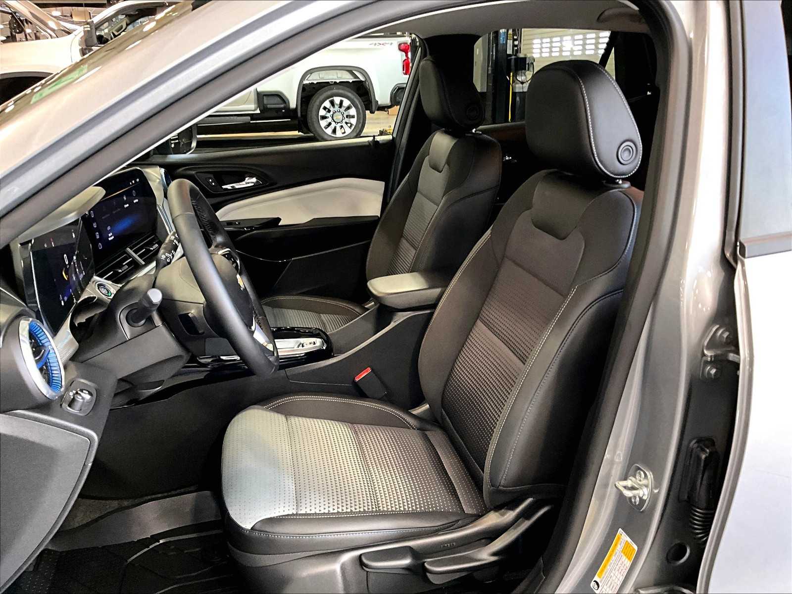 2025 Chevrolet Trax LT photo 10