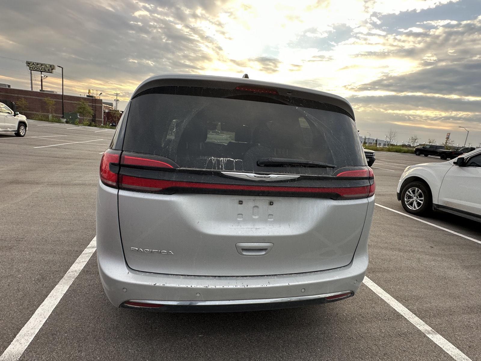 2023 Chrysler Pacifica Touring L photo 3