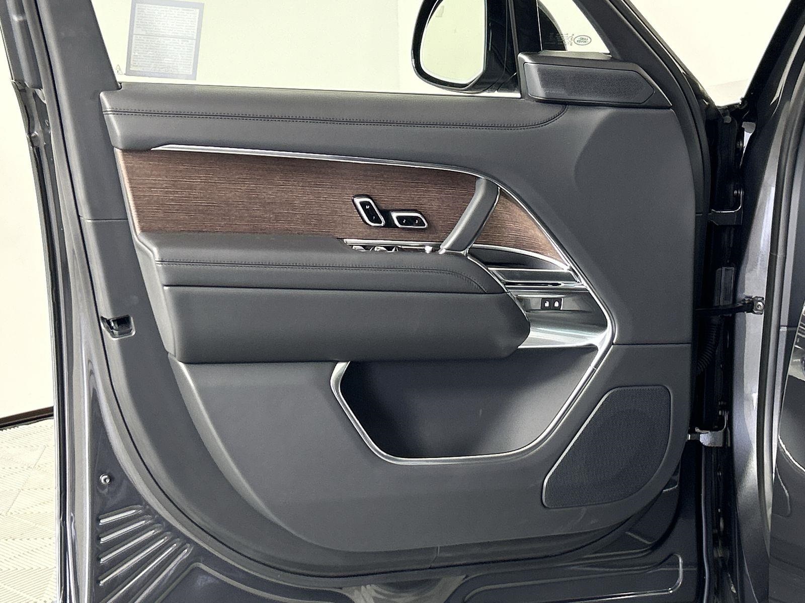 2025 Land Rover Range Rover SE photo 18
