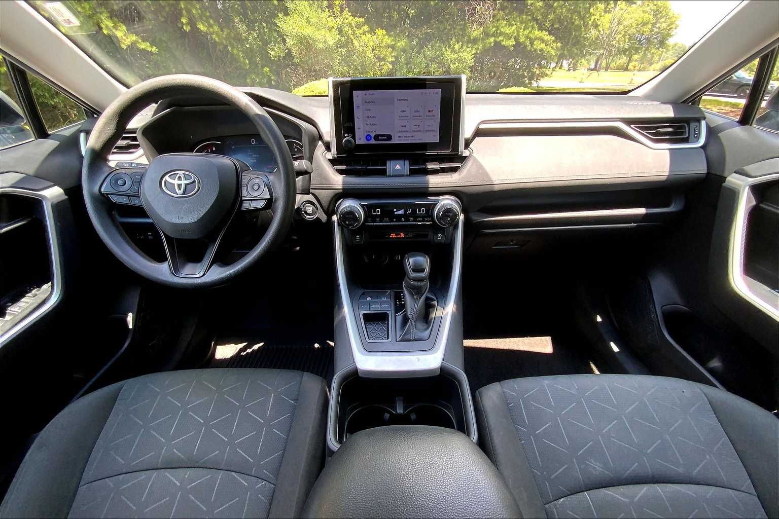 2023 Toyota RAV4 XLE photo 14