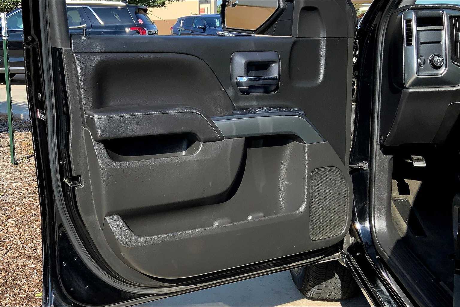 2018 Chevrolet Silverado 1500 LT photo 17