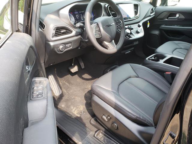2025 Chrysler Voyager LX photo 7