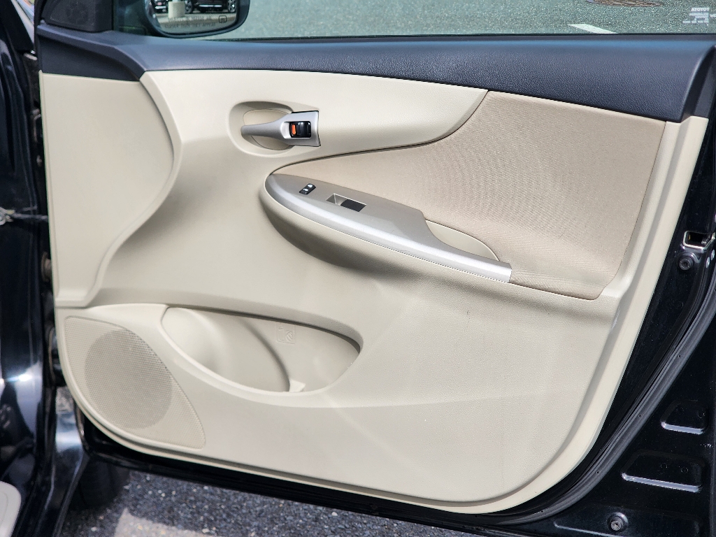 2012 Toyota Corolla LE photo 16