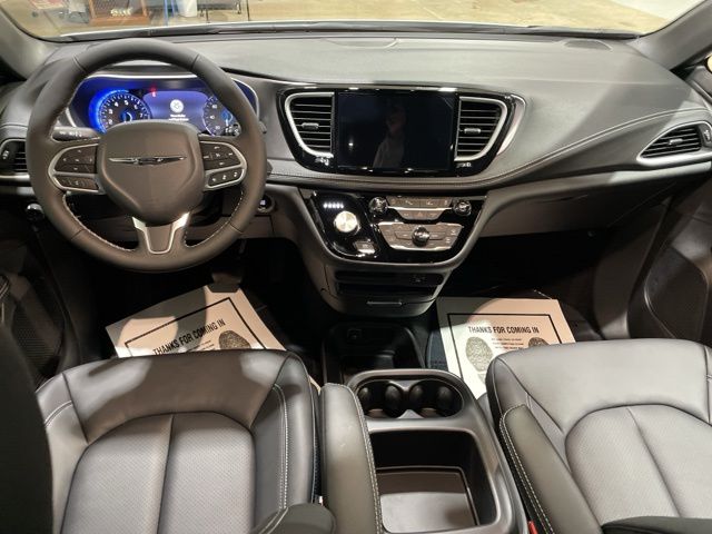 2026 Chrysler Pacifica photo 2