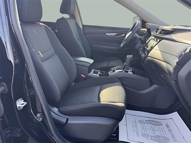 2018 Nissan Rogue SV photo 18