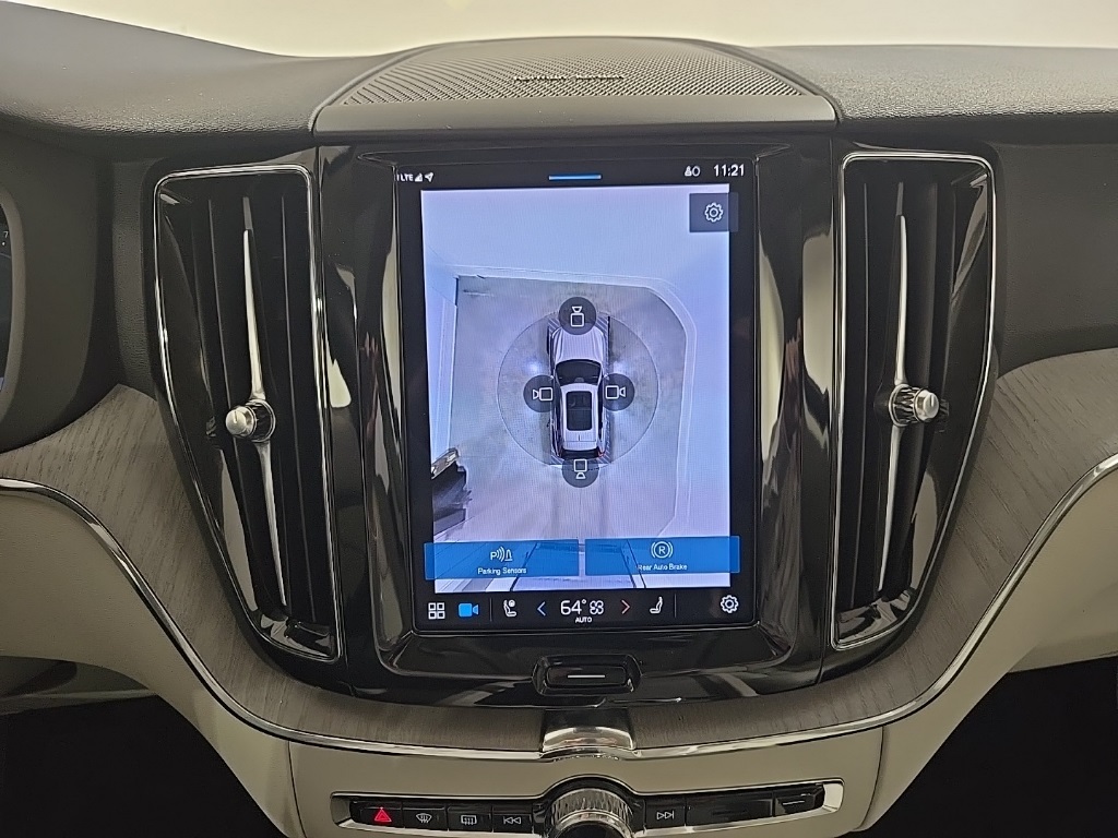 2025 Volvo XC60 B5 Plus photo 18