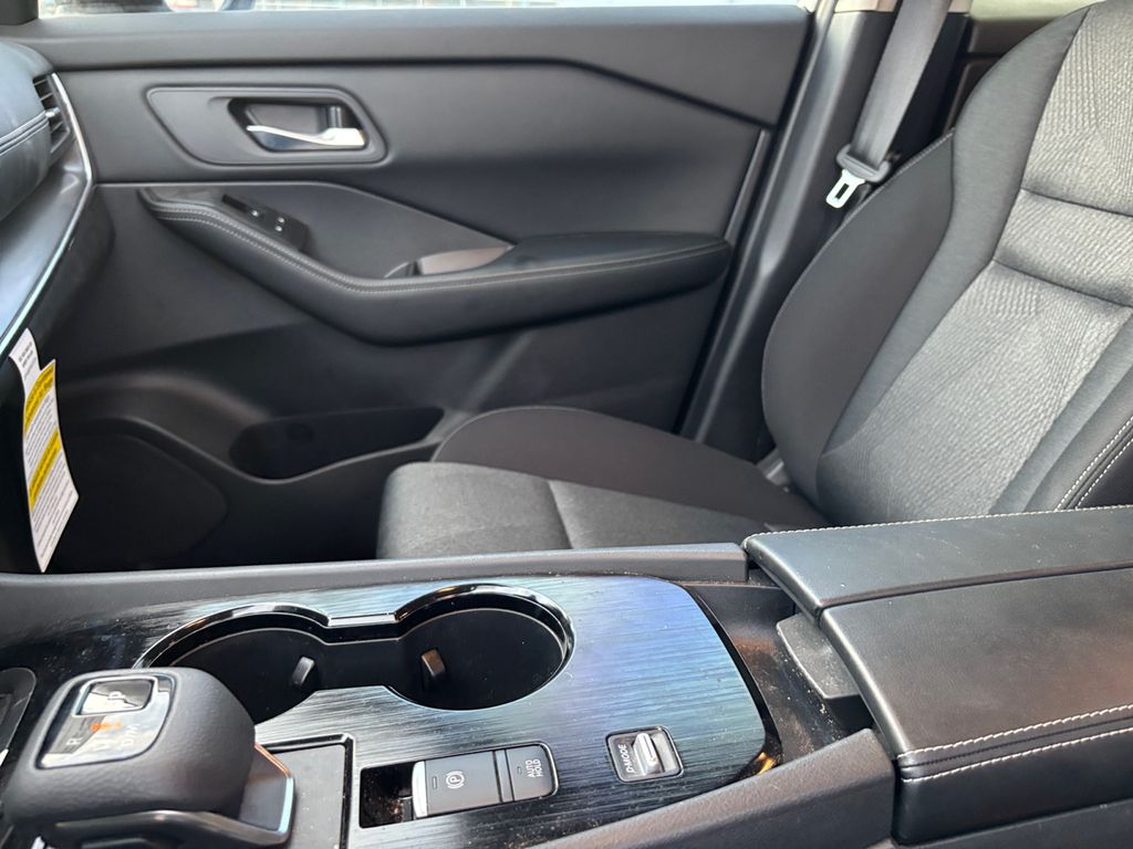 2024 Nissan Rogue SV photo 5