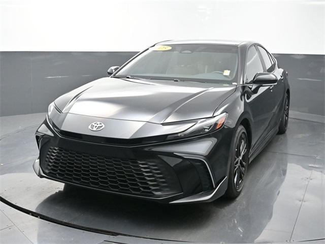 2025 Toyota Camry SE's photo