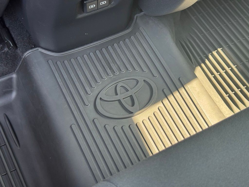 2024 Toyota RAV4 Hybrid SE photo 14