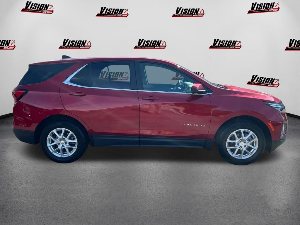 2024 Chevrolet Equinox LT photo 2