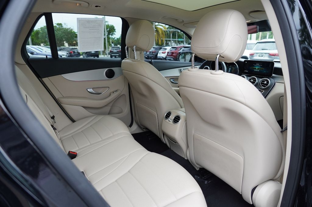 2022 Mercedes Benz GLC 300 photo 12