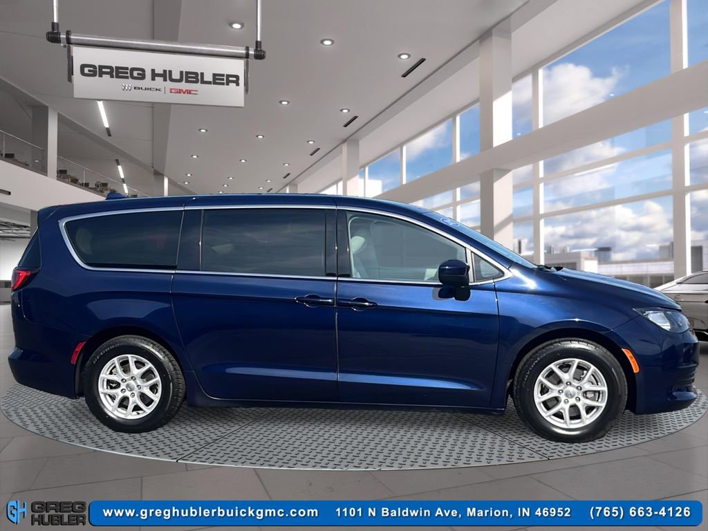 2017 Chrysler Pacifica Touring photo 4