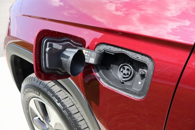2025 Jeep Cherokee 4xe photo 2
