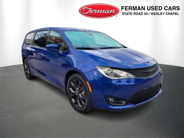 2020 Chrysler Pacifica Touring's photo