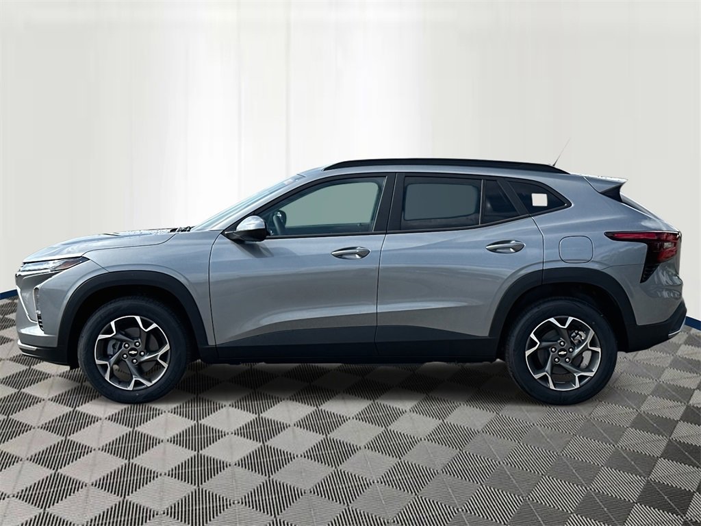 2025 Chevrolet Trax LT photo 2