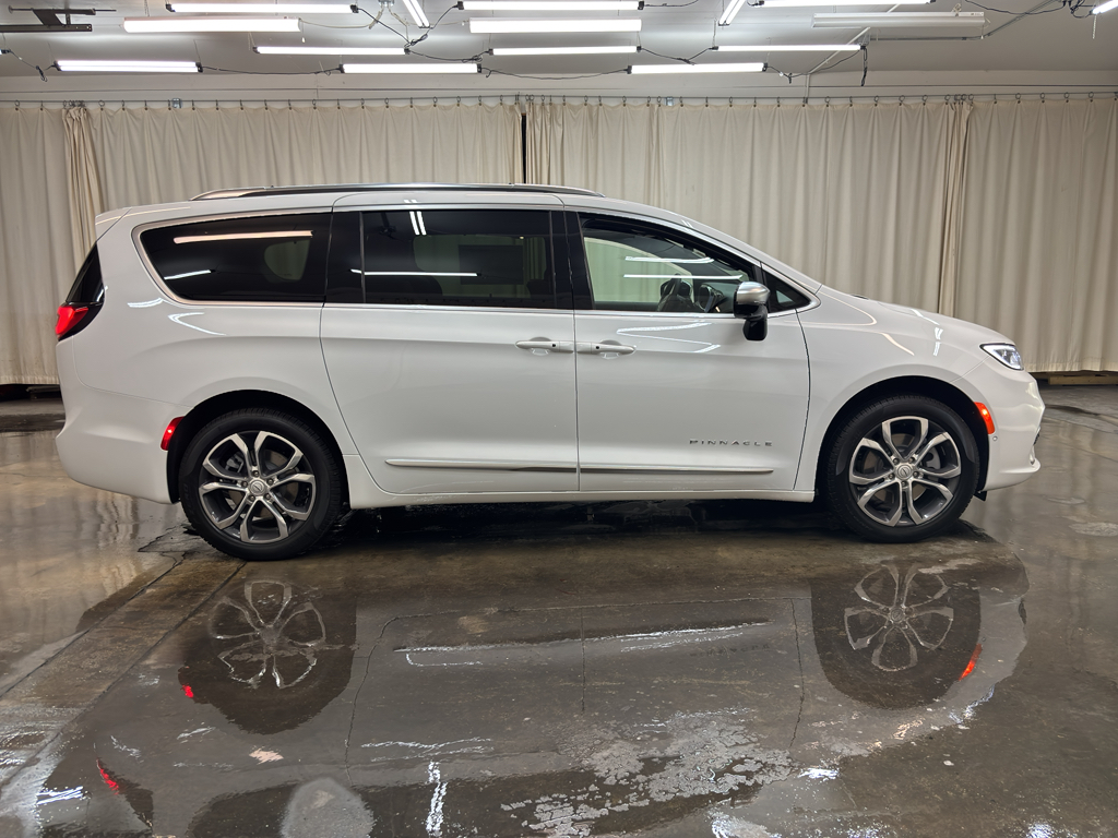 2026 Chrysler Pacifica Pinnacle photo 4