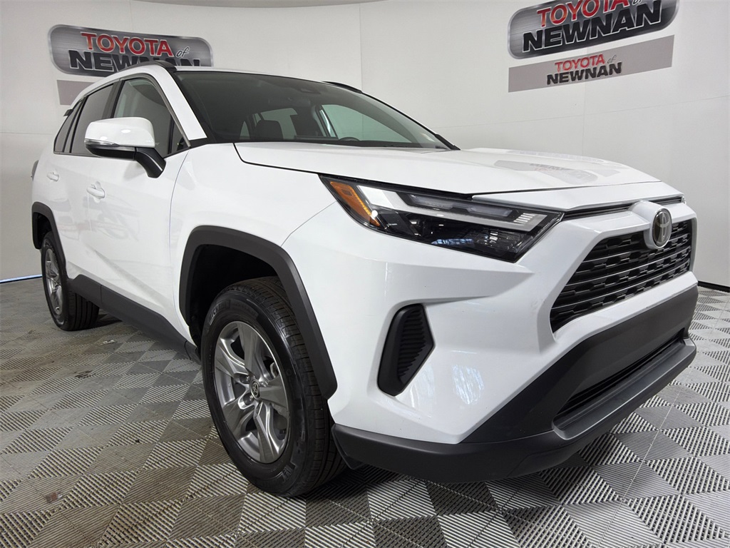 2024 Toyota RAV4 XLE's photo