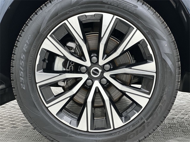 2025 Volvo XC60 B5 Plus photo 2