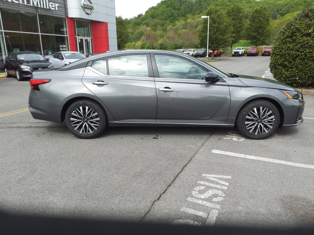 2025 Nissan Altima SV photo 2
