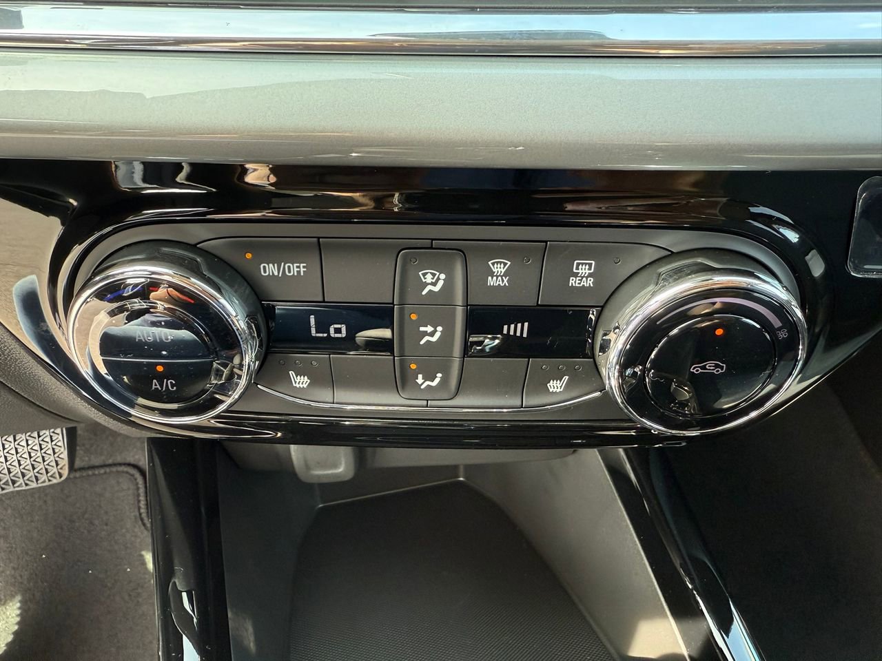 2025 Chevrolet Trax LT photo 22