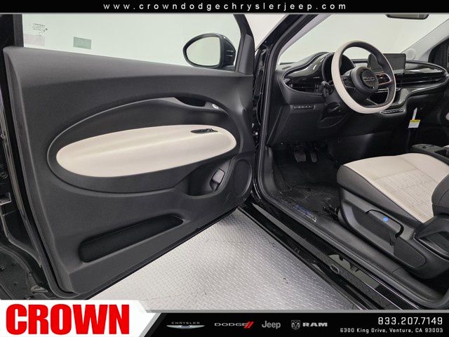 2025 Fiat 500e La Prima photo 14