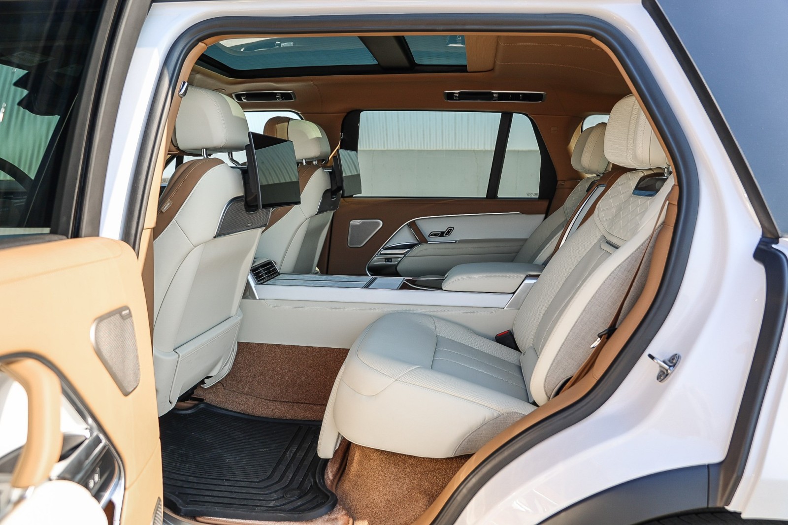 2025 Land Rover Range Rover SV photo 17