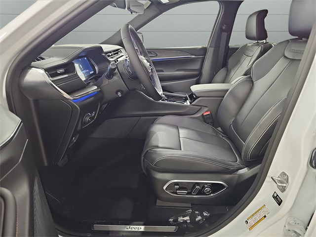 2025 Jeep Grand Cherokee Overland photo 9