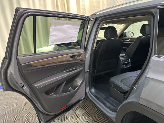 2025 Volkswagen Atlas SEL photo 23