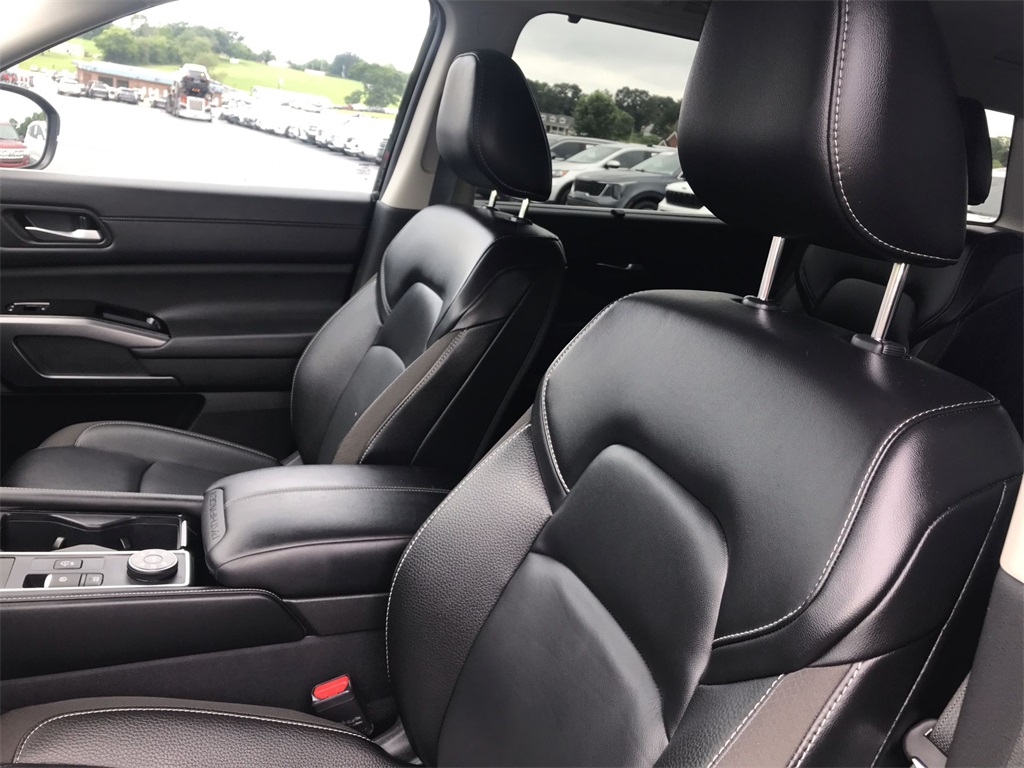 2024 Nissan Pathfinder SL photo 9