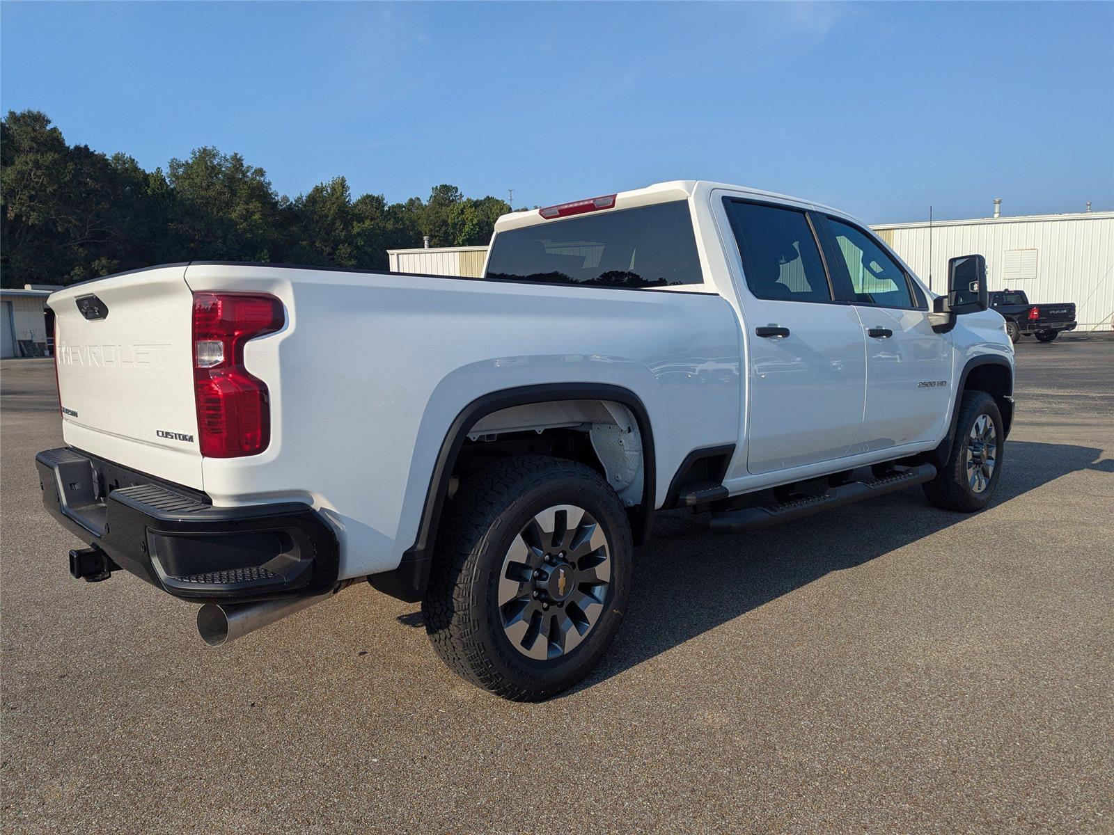 2025 Chevrolet Silverado 2500HD Custom photo 3